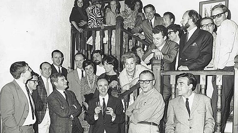 Fotografía del grupo de artistas y amigos asistente a la apertura del Museo de Arte Abstracto Español, Cuenca. De izquierda a derecha y de abajo arriba: José María Yturralde, Jordi Teixidor, Salvador Victoria, Eusebio Sempere, Fernando Zóbel y Jaime Burguillos (primera fila); Gustavo Torner, Lucio Muñoz, Julio López Hernández, Carmen Laffón, Rinaldo Paluzzi, Amalia Avia, Juana Mordó y José Guerrero (segunda fila); José Abad, Nicolás Mateo Sahuquillo, Manolo Millares, Gerardo Rueda y Martín Chirino (tercera fila); una mujer sin identificar, Juan Manuel Ruiz de la Prada, una mujer sin identificar, Roxane W. Pollock (esposa de José Guerrero), Elvireta Escobio (esposa de Manolo Millares), Margarita Argenta (esposa de Martín Chirino), Alberto Portera y Manuel Rivera (última fila).