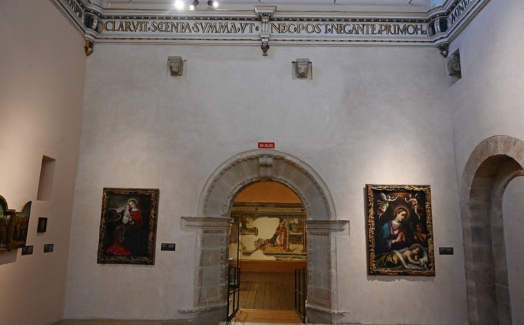 Imagen principal - Arriba, algunas de las pinturas presentes en el museo. Sobre estas líneas, a la izquierda, importantes relicarios, entre los que destacan el de San Isidoro y el de los santos Juan y Pelayo o Arca de los marfiles; a la derecha, 'Libro primero de la portentosa vida de San Isidoro' 