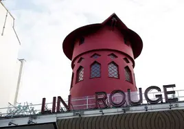 Se desploman las aspas del famoso Moulin Rouge de París