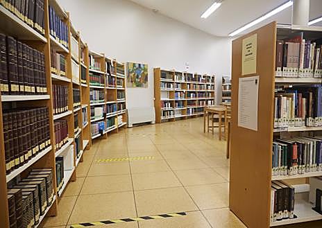 Imagen secundaria 1 - Los libros de la biblioteca hispánica ya han sido trasladados al depósito; los de la biblioteca islámica aún no. La Aecid dice que la entrada a las salas es «víctima de frecuentes actos de vandalismo»