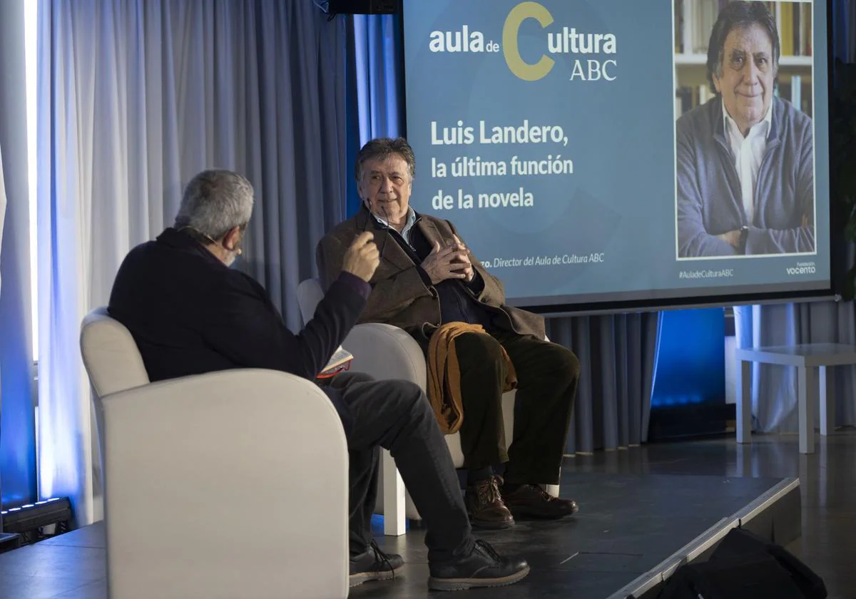 Luis Landero, con Carlos Aganzo en el Aula de Cultura ABC