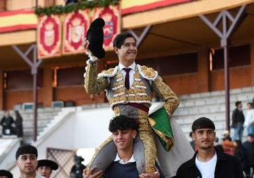 Luis David Adame, a hombros con dos toros de vuelta al ruedo