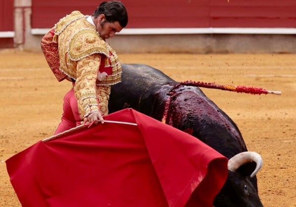 ¡Por fin a Morante le embiste un toro!