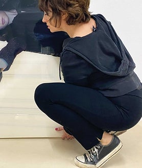 Imagen secundaria 2 - En las imágenes, distintas obras de la muestra con su autora