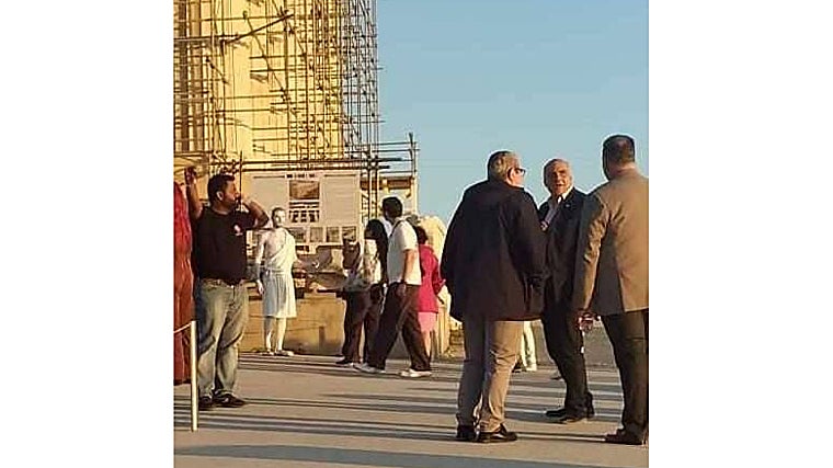 Yianis Tsakopiakos, presidente de la Federación de Trabajadores del Ministerio de Cultura, disfrazado