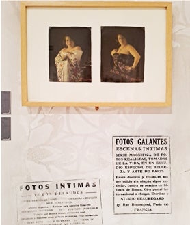 Imagen secundaria 2 - De arriba abajo, detalles del montaje de la muestra: espacio dedicado a la música; fotos públicas de la pareja sobre un sofá de la época; imágenes de Herminio travestido, junto a algunos de los anuncios de esos años en las que los estudios fotográficos se ofrecían para revelar fotografías eróticas