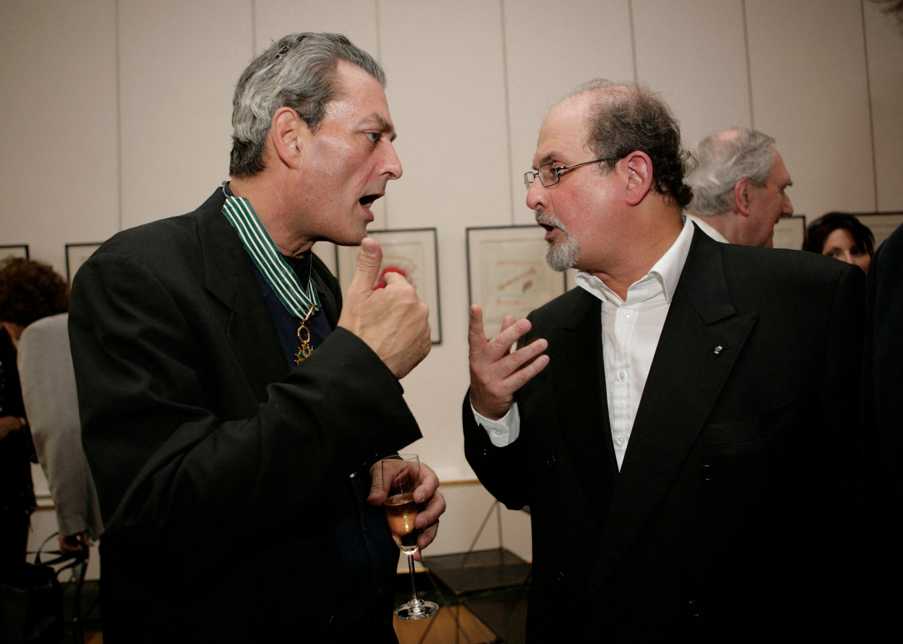 Paul Auster y Salman Rushdie, en 2007, en un acto en el que Auster recibió la insignia de Caballero de las Artes y las Letras por su contribución a la cultura francesa