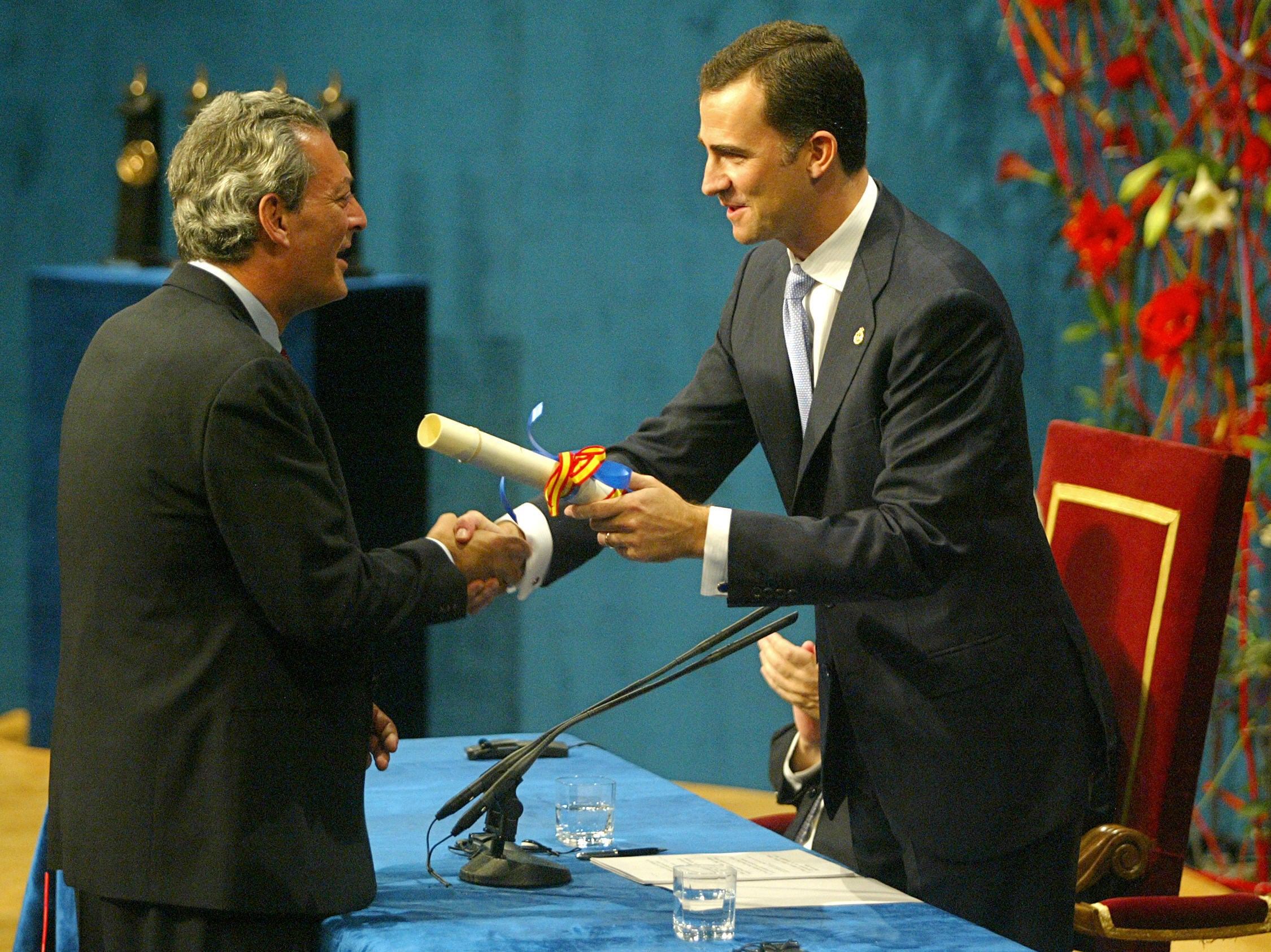 Don Felipe entrega el premio Príncipe de Asturias de las Letras al escritor Paul Auster en 2006