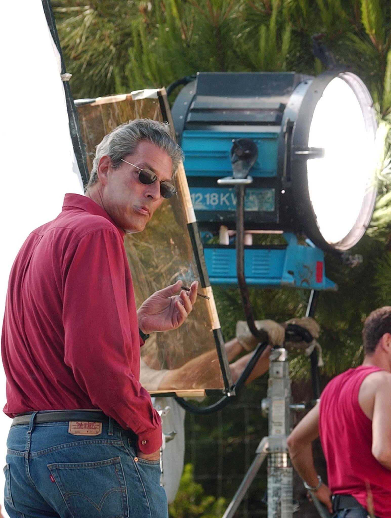 Paul Auster, durante un descanso del rodaje de una pelicula que realizaba en un paraje costero de Portugal