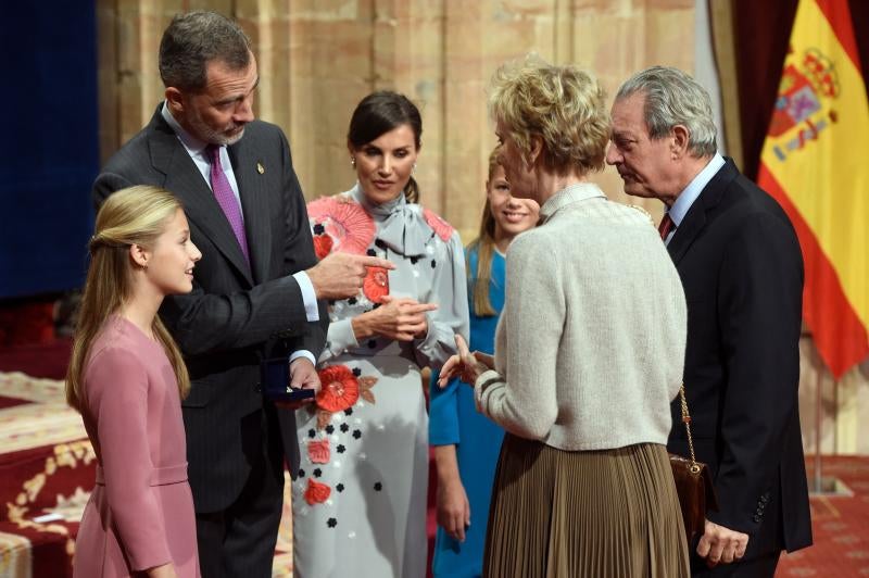 Don Felipe, Doña Letizia y la Princesa Leonor, en Oviedo en 2019, con Paul Auster y Siri Hustvedt. Esta recibió el premio Princesa de Asturias de las Letras, que años atrás obtuvo su marido