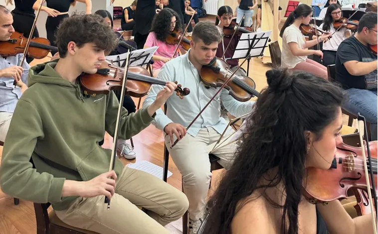 Imagen principal - La Joven Orquesta Sinfónica de Valladolid durante los ensayos previos al estreno de la Novena de Beethoven en castellano