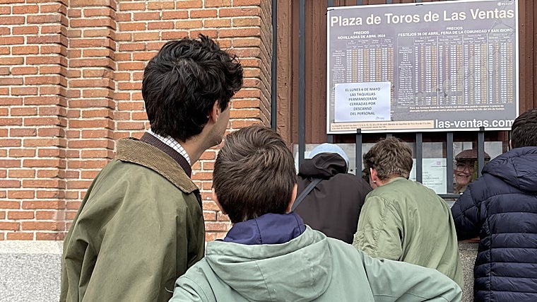 Dos jóvenes esperan en las taquillas a comprar sus entradas