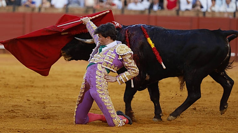 Pase cambiado de rodillas de Tristán Barroso