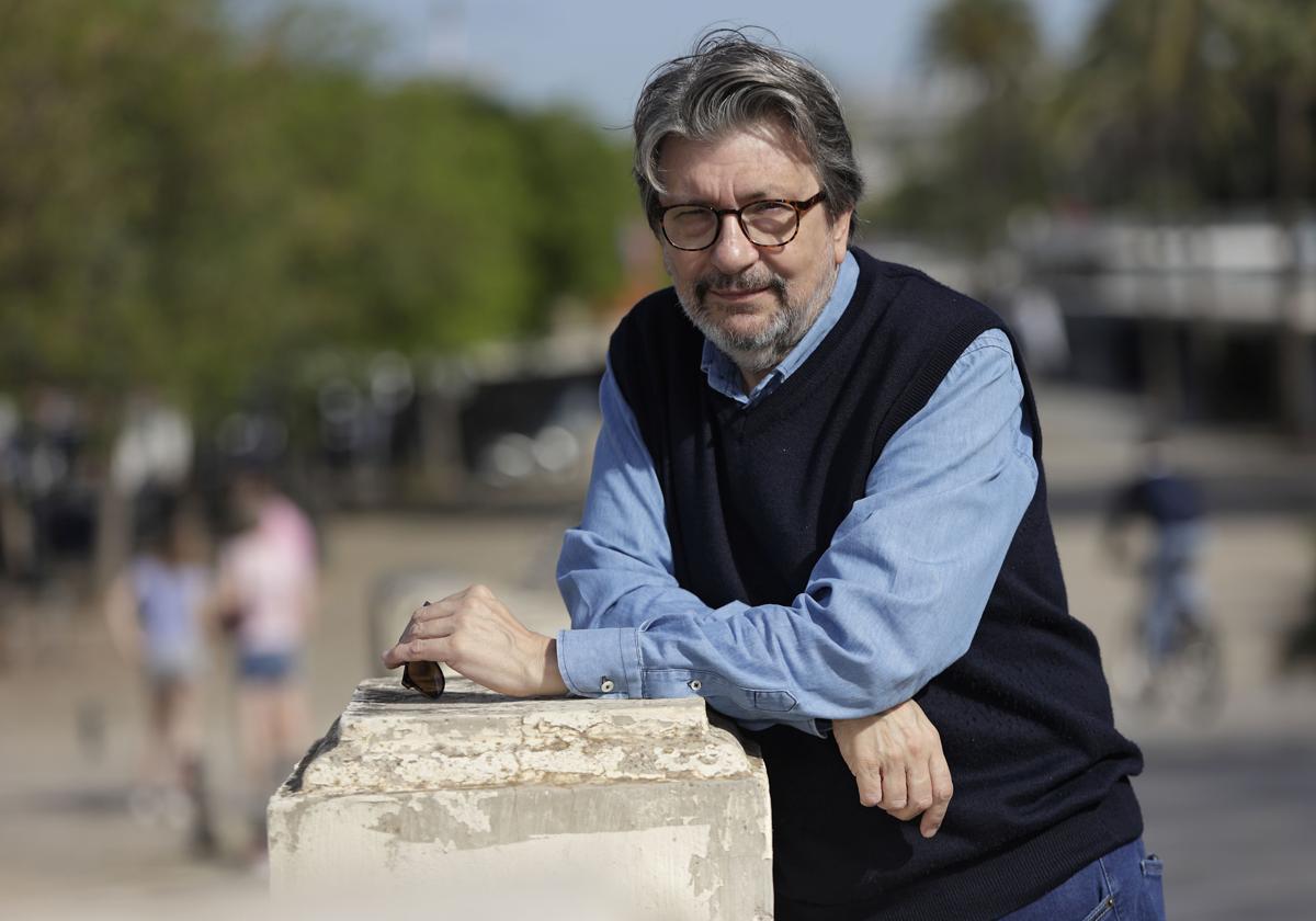 Entrevista a Ignacio Camacho, que posa en el Puente de San Telmo y alrededores de la Torre del Oro, en Sevilla