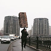 'Fachada, foto, fiesta, futuro, fideos', de Jordi Colomer en el MACBA: El artista que se bebe las calles