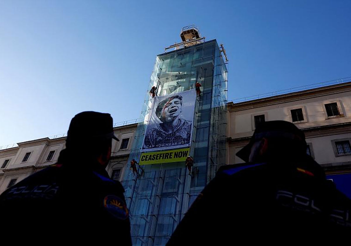Activistas de Greenpeace desplegaron una lona de más de 60 metros cuadrados en la fachada del Reina Sofía para reclamar el alto el fuego permanente en Gaza