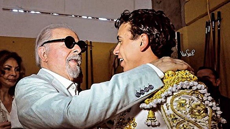 Juan de Castilla con el artista Fernando Botero, que financió el inicio de su carrera en España