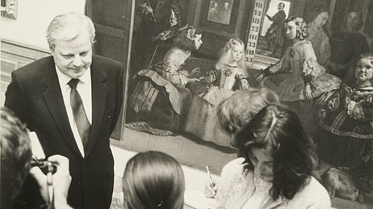 John Brealey, atendiendo a la prensa ante 'Las Meninas'