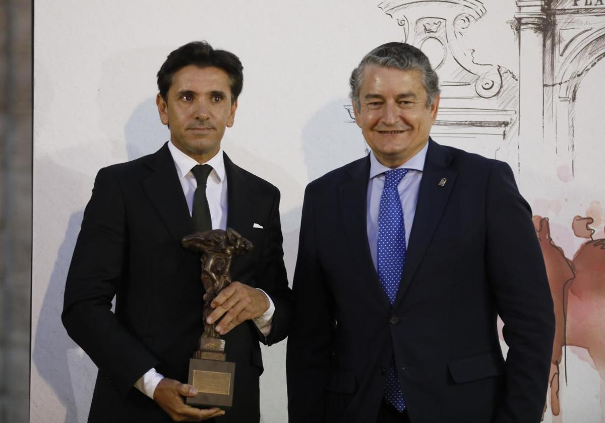 Antonio Sanz, en los premios taurinos Puerta del Príncipe junto a Diego Ventura