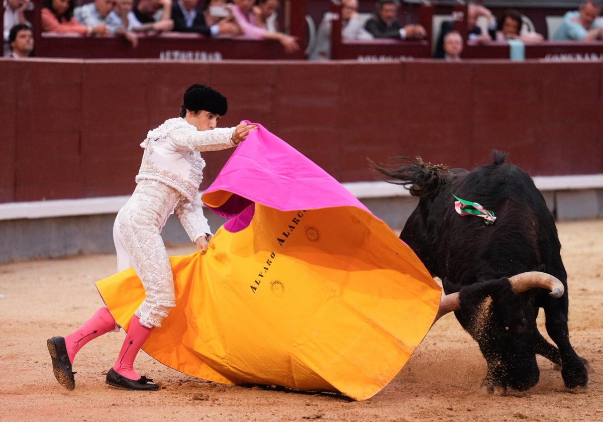 El diestro Álvaro Alarcón en la lidia de su segundo astado en el festejo de la Feria de San Isidro