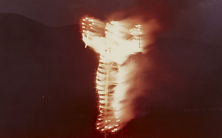 Imagen principal - De arriba abajo 'Sin título. Ánima. Silueta de Cohetes', de Ana Mendieta, de 'Expanded with' (Castello di Rivoli); retrato de Michael Heizer, de Gorgoni en 'Expanded. El paisaje del arte', en GAM; y 'Cascada', de Teresita Fernández, en 'Expanded without', en OGR Torino