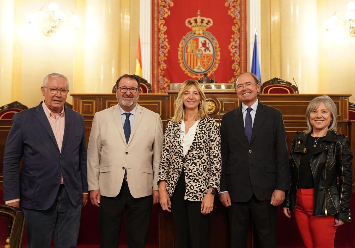 Alicia García, portavoz del PP en el Senado (centro), junto a otros senadores miembros de la Asociación Taurina Parlamentaria