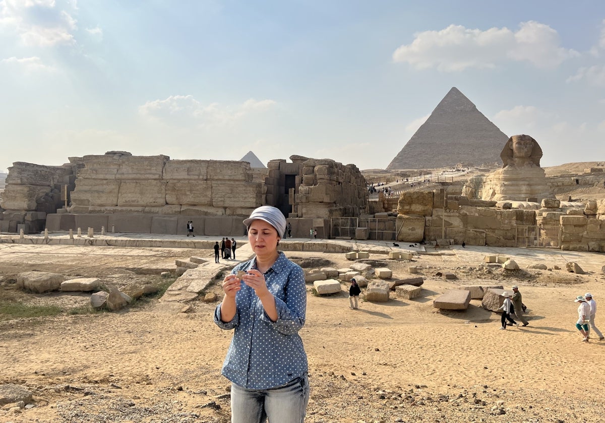 La investigadora Eman Ghoneim estudia la topografía superficial de la antigua rama de agua de Ahramat situada frente a las Pirámides de Giza y la Gran Esfinge.