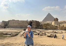La investigadora Eman Ghoneim estudia la topografía superficial de la antigua rama de agua de Ahramat situada frente a las Pirámides de Giza y la Gran Esfinge.