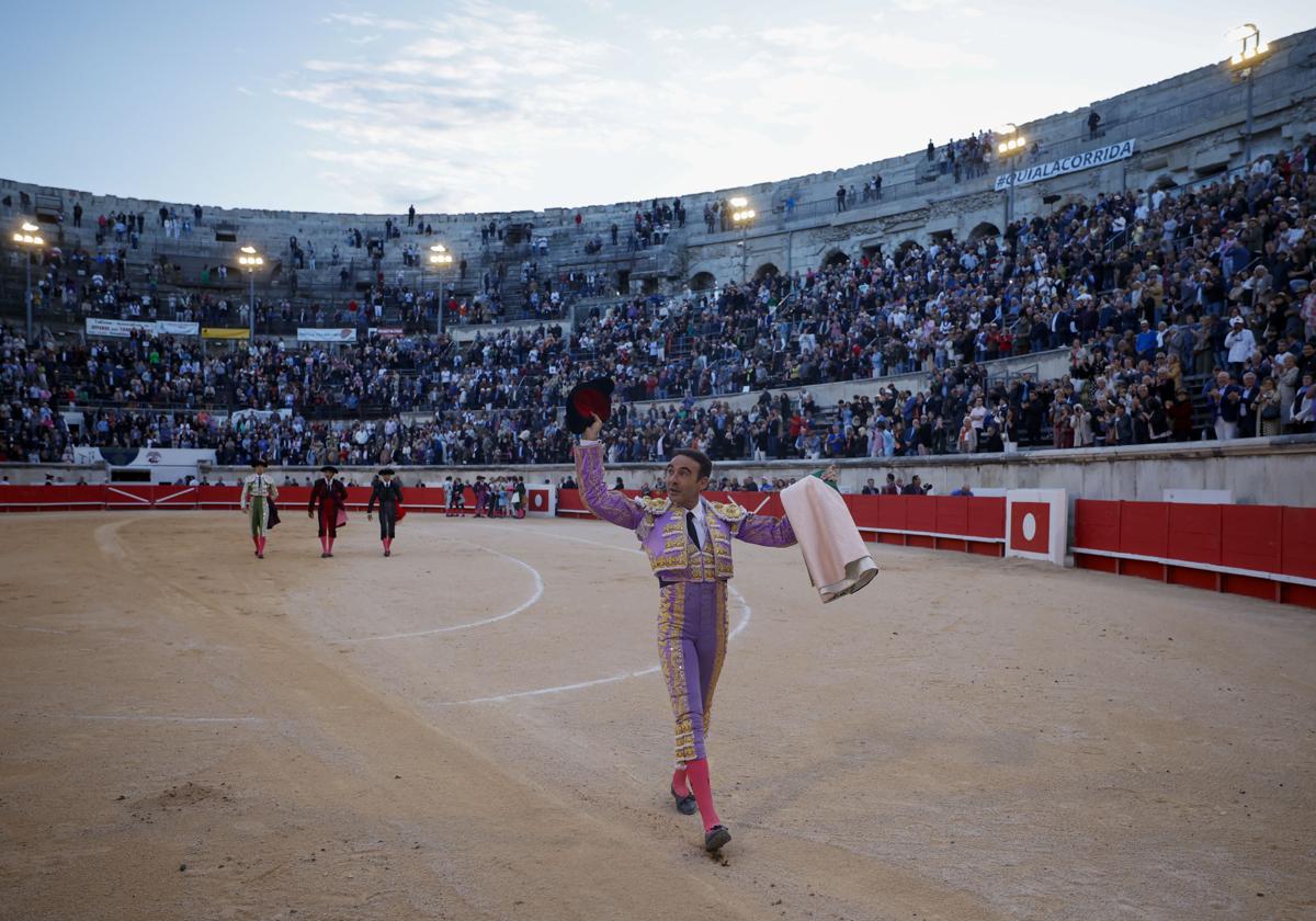 El diestro Enrique Ponce este viernes, durante la primera corrida de la Feria de Pentecostés