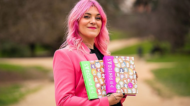 La autora, con sus dos libros de 'PintorAs'