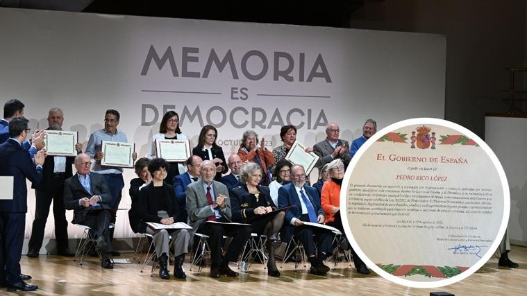 Pedro Rico (sentado con corbata azul), en un homenaje con Pedro Sánchez y Bolaños que le reconocía como víctima por el exilio de su abuelo y las incautaciones