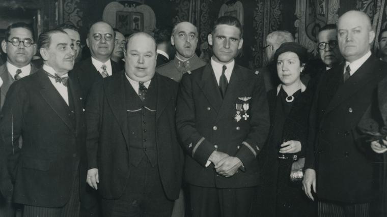 El exalcalde de Madrid Pedro Rico, cuatro por la izquierda fotografiado en 1936