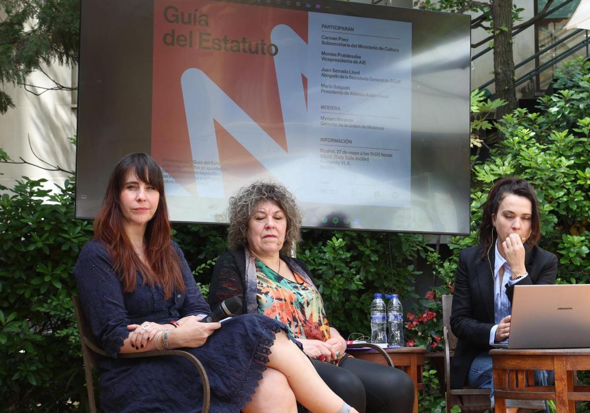Carmen Páez, a la izquierda, presente en la presentación de la Guía del Estatuto del Artista
