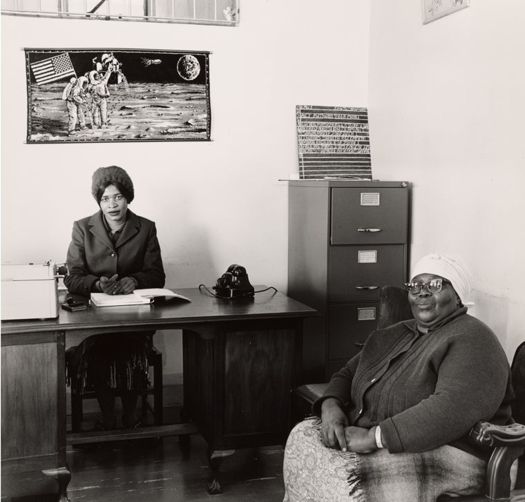 David Goldblatt. 'En la oficina de la funeraria, Orlando West, Soweto', 1972