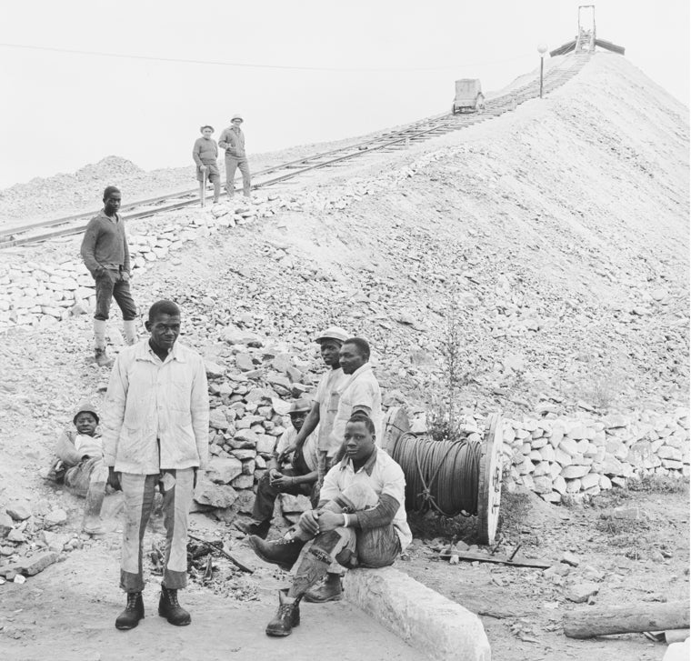 David Goldblatt. 'Cuadrilla en trabajos de superficie, mina de platino de Rustenberg', 1971