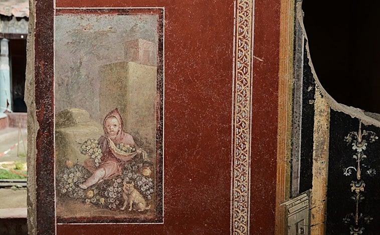 Imagen principal - Fresco de un niño descubierto en una de las habitaciones de la Casa de los Pintores y dos víctimas de la erupción del Vesubio