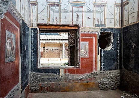 Imagen secundaria 1 - Fresco de un niño descubierto en una de las habitaciones de la Casa de los Pintores y dos víctimas de la erupción del Vesubio