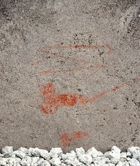 Imagen secundaria 2 - Algunos de los diseños descubiertos en las paredes de un patio durante las excavaciones en la ínsula de los Castos Amantes 