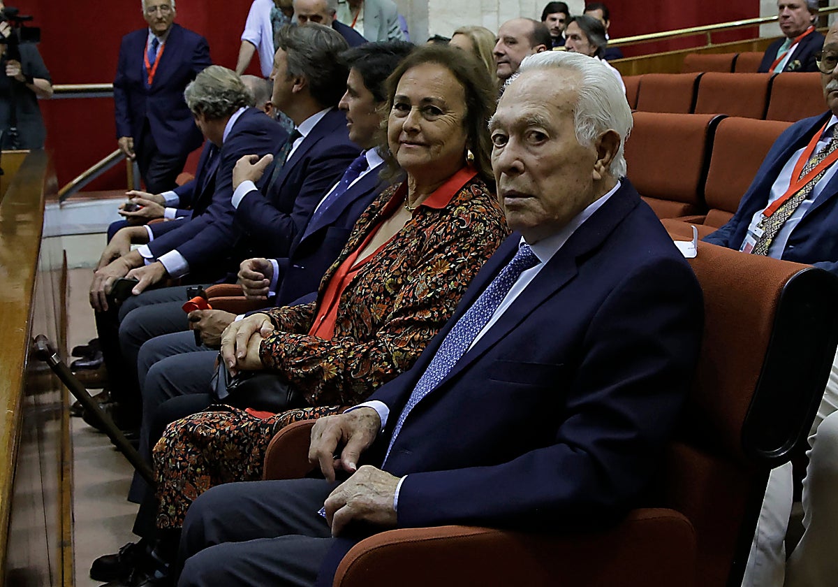 Curro Romero con su mujer, Carmen Tello, en el Parlamento de Andalucía, donde acudió junto a otros diestros a defender el arte de la tauromaquia