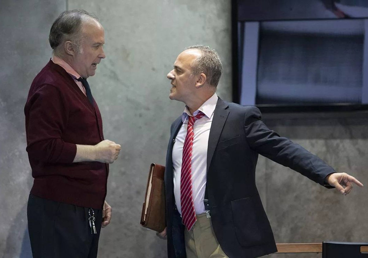 Luis Bermejo y Javier Gutiérrez, en una escena de 'El traje'