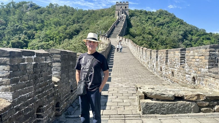 El autor Lorenzo Silva posa en la Gran Muralla ataviado con una camiseta de Kafka, al que rinde homenaje con su visita