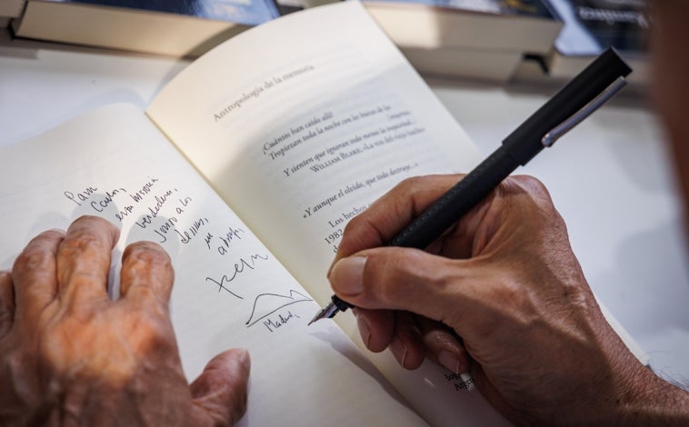 Imagen principal - Sergio Ramírez y Luis Alberto de Cuenca firmando ejemplares durante la Feria del Libro