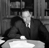 Subastan un excepcional manuscrito de 'El extranjero' de Albert Camus por 500.000 euros