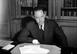 Subastan un excepcional manuscrito de 'El extranjero' de Albert Camus por 500.000 euros