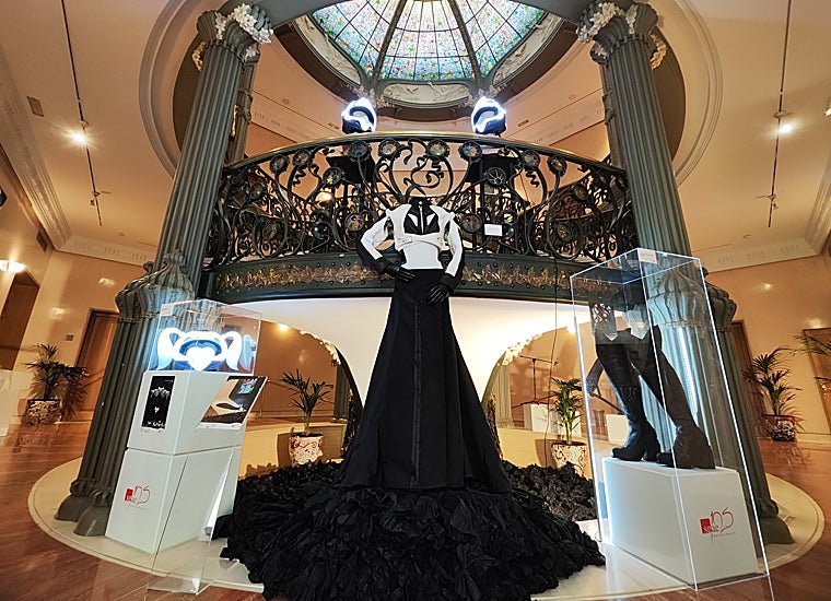 Rosalía, C. Tangana, Quevedo... una exposición exhibe ropa, fotos y objetos de las estrellas de la música urbana