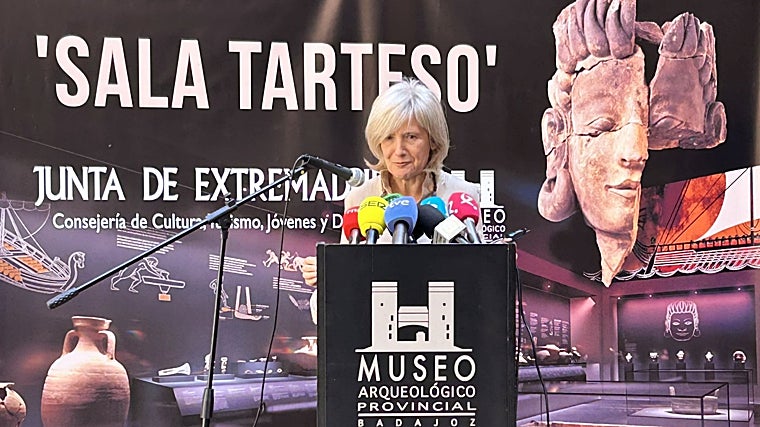 La consejera de Cultura, Turismo, Jóvenes y Deportes de la Junta de Extremadura, Victoria Bazaga, durante la presentación de la Sala Tarteso en el Museo Arqueológico de Badajoz