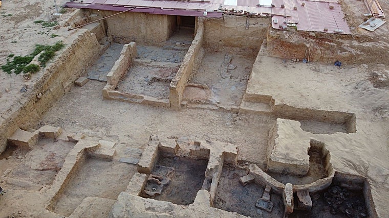 El sector excavado en esta campaña, con la puerta del complejo en la parte superior izquierda, el atrio de pizarra y el pasillo de guijarros que comunica con las estancias perimetrales inferiores