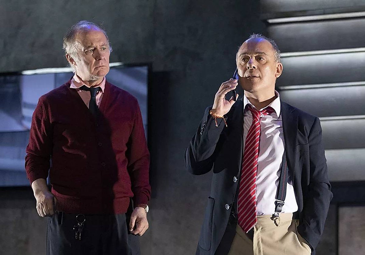 Luis Bermejo y Javier Gutiérrez, en una escena de 'El traje'