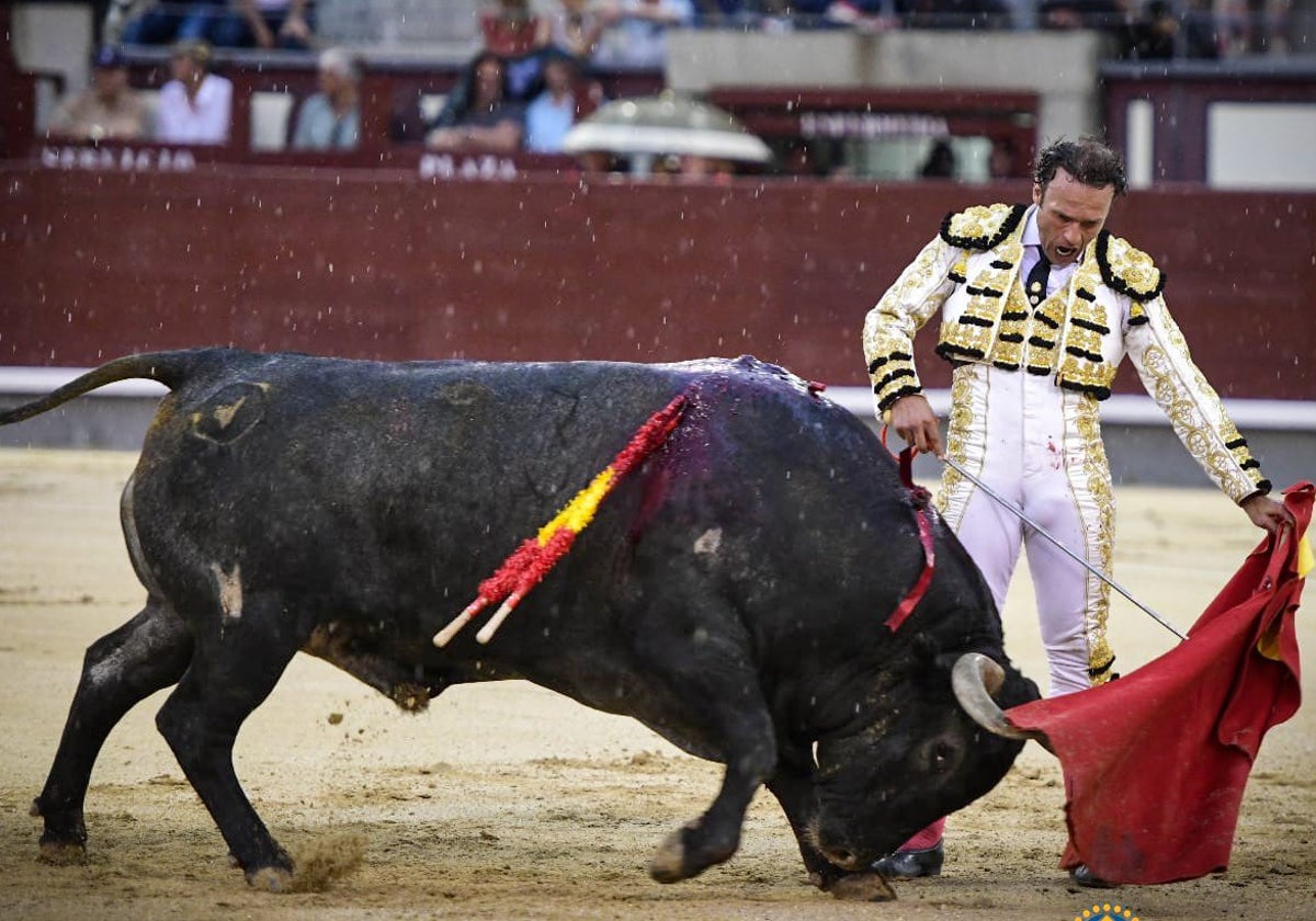 Antonio Ferrera, a izquierdas con Malagueño bajo el aguacero