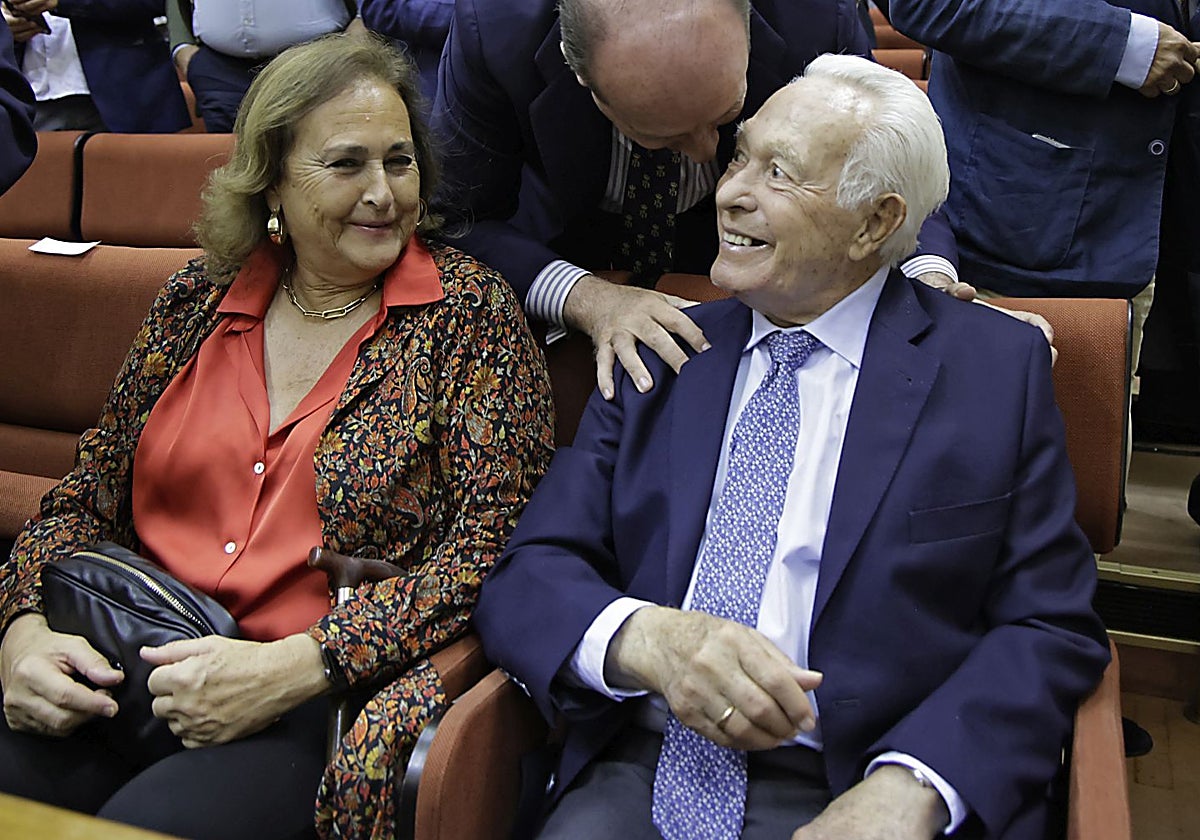 Carmen Tello con Curro Romero en el Parlamento de Andalucía, donde el diestro acudió para defender la tauromaquia